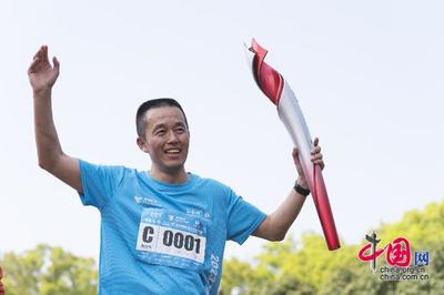 两位奥运火炬手领跑 第二届"国藩之路"半程马拉松赛成功举办